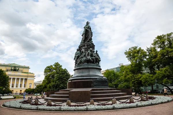 Monument to the queen Ekaterina and her favourites — Stock Photo, Image