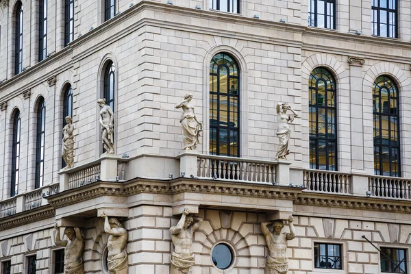 Antico edificio con una scultura su un muro — Foto Stock