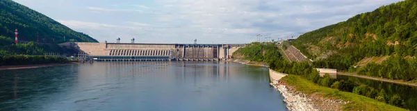 Summer, Hidroelektrik Santrali görünümünü Yenisey Nehri üzerinde