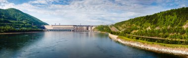 Summer, Hidroelektrik Santrali görünümünü Yenisey Nehri üzerinde