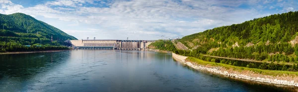 Estate, veduta della centrale idroelettrica sul fiume Yenisei Fotografia Stock