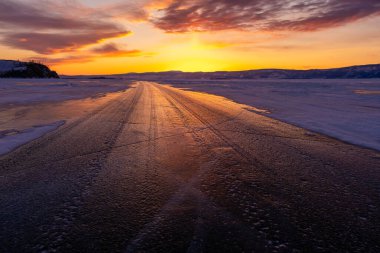 Yol, donmuş bir gölü geçmek, otoyol