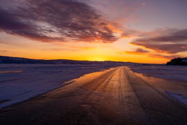 Yol, donmuş bir gölü geçmek, otoyol