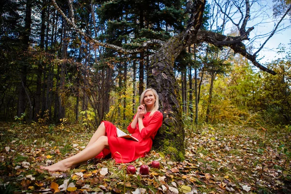 Ragazza autunno parco foglie alberi, libro, mela — Foto Stock