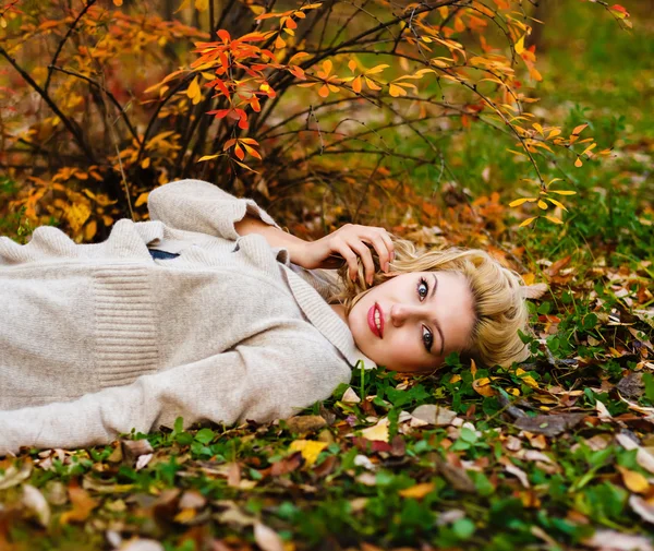 Retrato a menina cair na madeira — Fotografia de Stock