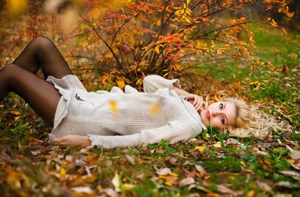 Porträt des Mädchens, das in den Wald fällt — Stockfoto