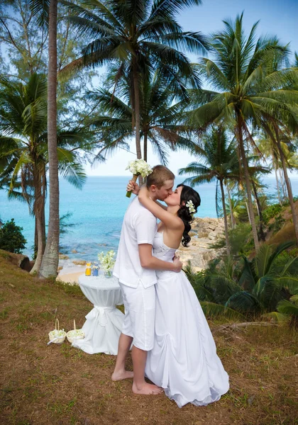 Noiva do casamento noivo mar palmeira trópicos — Fotografia de Stock