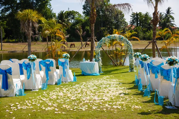 Wedding ceremony flowers, arch, chairs — Stock Photo, Image