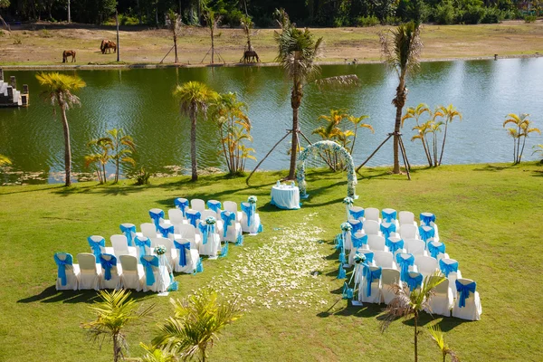 Huwelijk ceremonie bloemen, boog, stoelen — Stockfoto