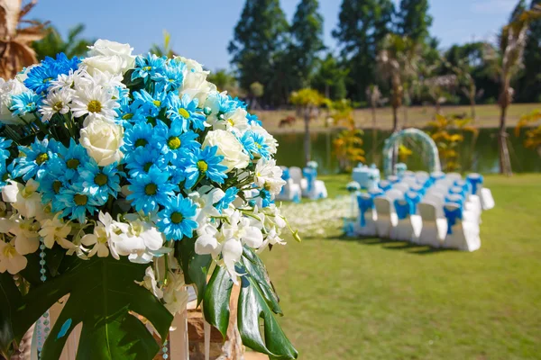 Huwelijk ceremonie bloemen, boog, stoelen — Stockfoto