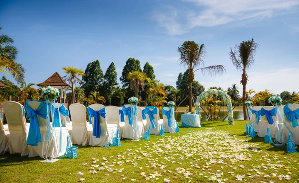 Cerimónia de casamento flores, arco, cadeiras — Fotografia de Stock