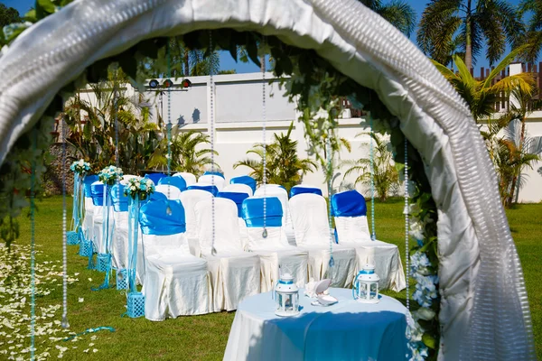 Huwelijk ceremonie bloemen, boog, stoelen — Stockfoto