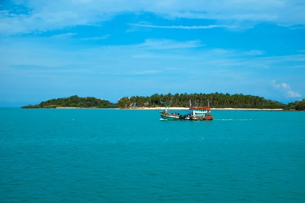 El mar la isla con palmeras, el barco pesquero — Foto de Stock