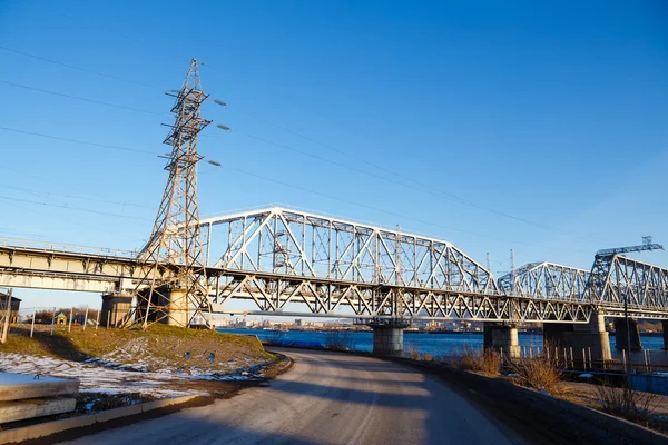 Coloana electricitate pod cale ferată — Fotografie, imagine de stoc