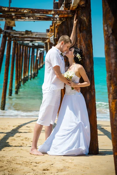 Bruiloft de bruid bruidegom zee palm tree tropen — Stockfoto