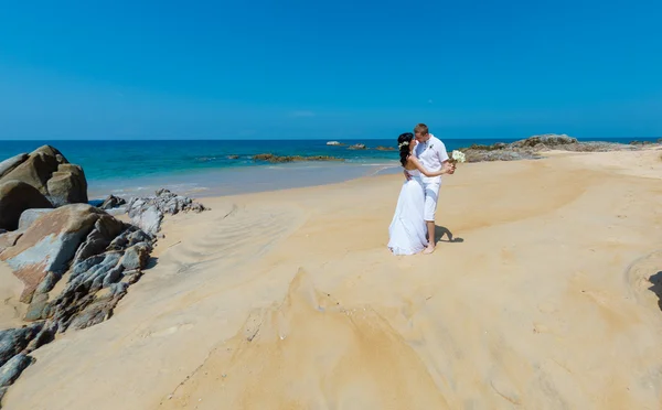 Bruiloft de bruid bruidegom zee palm tree tropen — Stockfoto