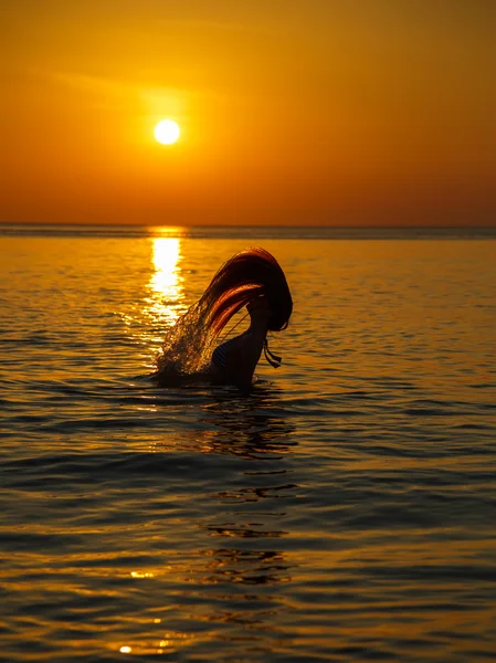 Silhouette to the beautiful girl at sunset — Stock Photo, Image