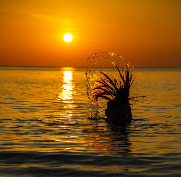 Silhouette à la belle fille au coucher du soleil — Photo