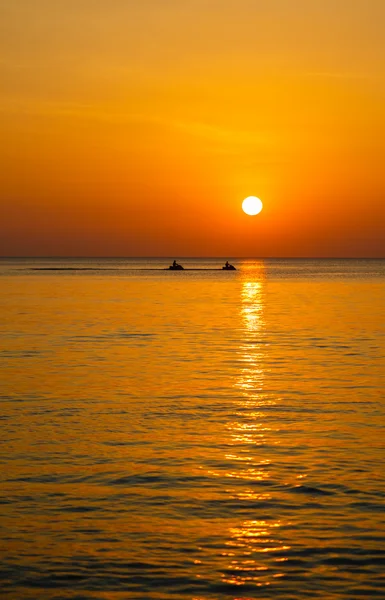 Niedergang am Meer eine Silhouette des Wassermotorrads — Stockfoto