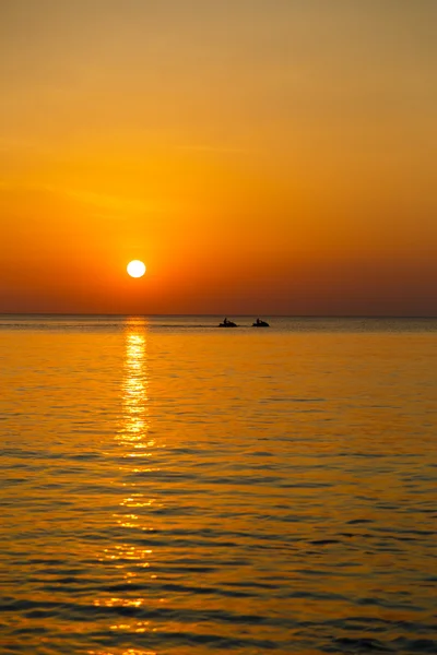 Niedergang am Meer eine Silhouette des Wassermotorrads — Stockfoto