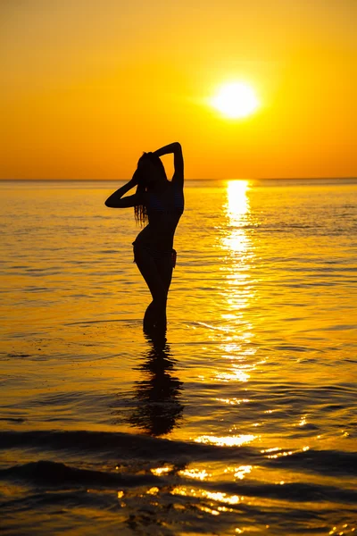 Silhouette à la belle fille au coucher du soleil — Photo