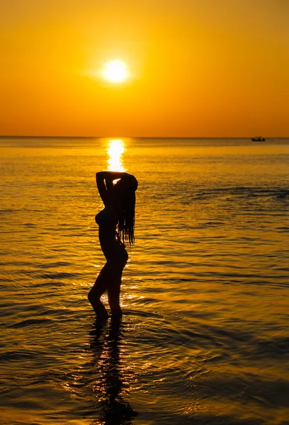 Sziluettjét a gyönyörű lány a naplemente — Stock Fotó