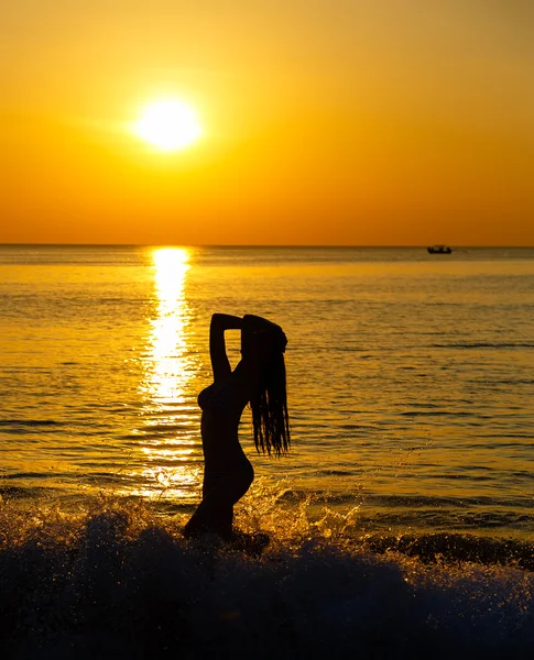 Silhouette à la belle fille au coucher du soleil — Photo