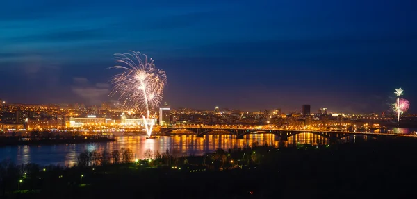 Fuochi d'artificio sul fiume — Foto Stock
