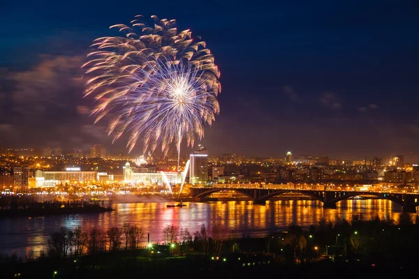 Nehrin üzerinde havai fişekler