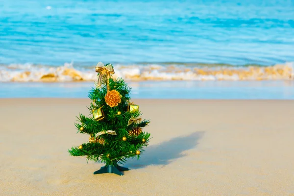 Новогодний пляж, море, елка — стоковое фото