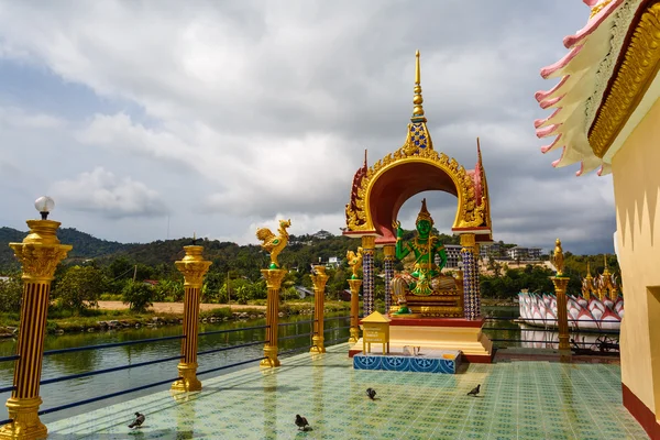 漂移到寺庙的佛寺岛苏梅岛上 — 图库照片