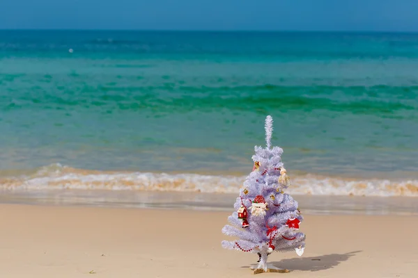 Ano Novo árvore decorada em uma praia Fotografia De Stock