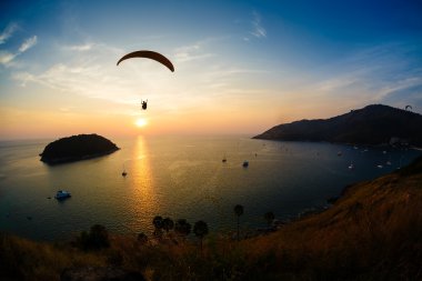 Alacakaranlık bir paraplane uçuş