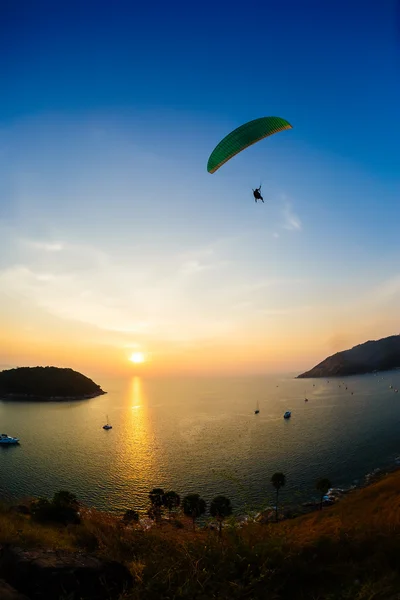 Flight of a paraplane in the twilight — Stock Photo, Image