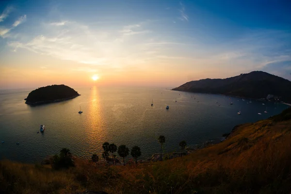 Dalen op de zee phuket thailand promtep — Stockfoto