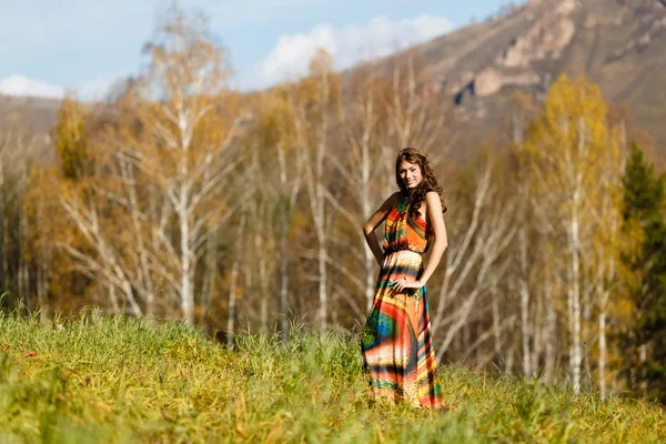 Счастливая молодая женщина в осеннем лесу горы — стоковое фото