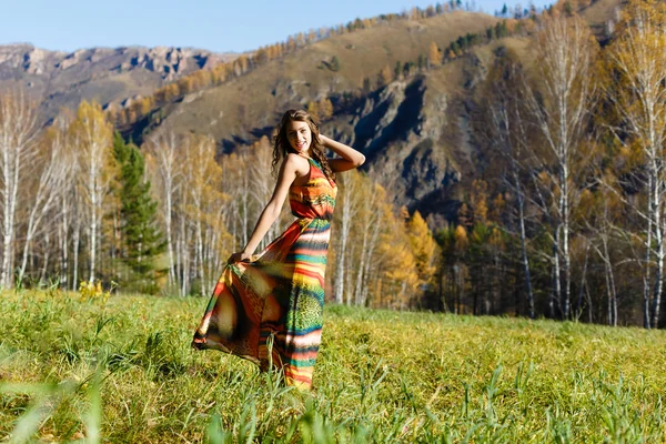 Jovem mulher feliz na madeira de outono da montanha — Fotografia de Stock