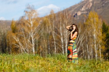 mutlu genç kadın Dağı nın sonbahar ahşap