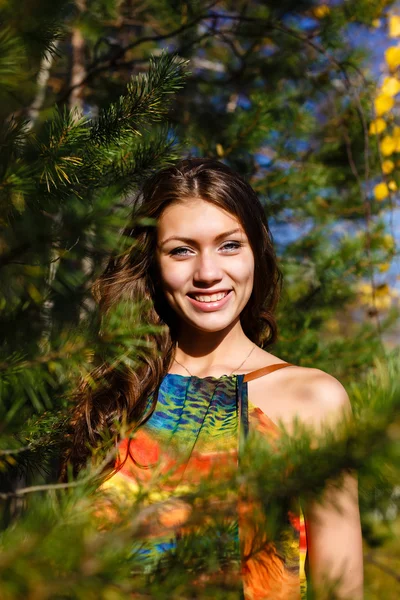 Jovem mulher feliz na madeira de outono da montanha — Fotografia de Stock