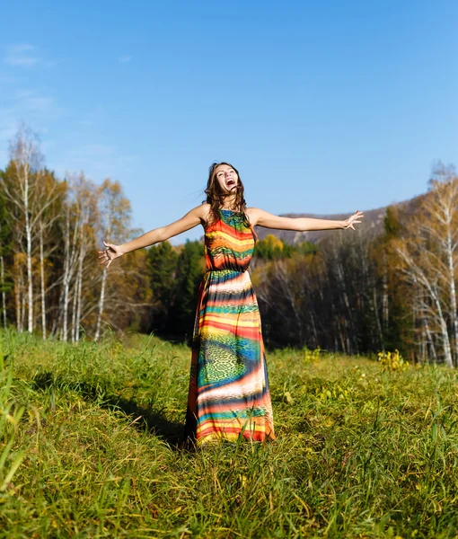 Glückliche junge Frau im herbstlichen Wald des Berges — Stockfoto