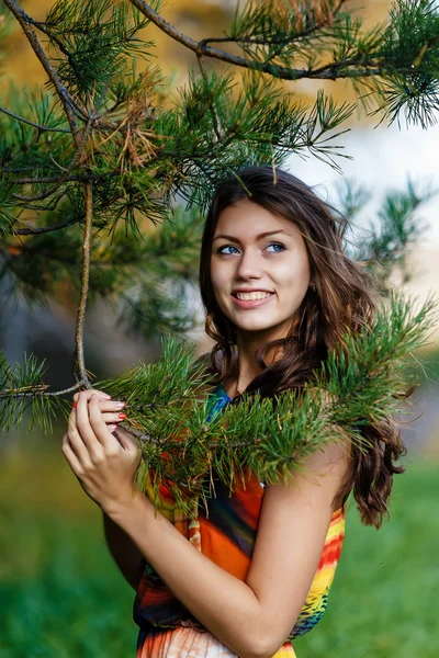 Glad ung kvinna i höst trä av berget — Stockfoto