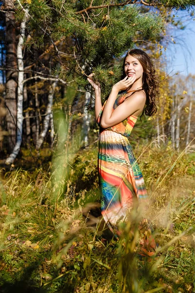 Feliz joven en el bosque de otoño de la montaña —  Fotos de Stock