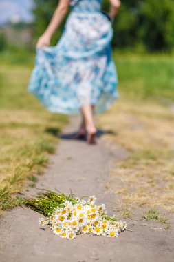 Tarlada Çiçekler kızın