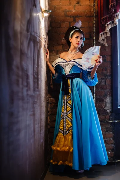 bir iç bir antik elbiseli kız