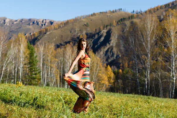 Jovem mulher feliz na madeira de outono da montanha — Fotografia de Stock