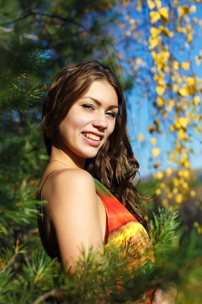 Jovem mulher feliz na madeira de outono da montanha — Fotografia de Stock