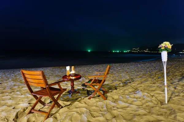 Dîner romantique sur une plage de nuit — Photo