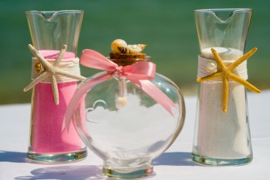 Bir sahilde düğün töreni için dekor