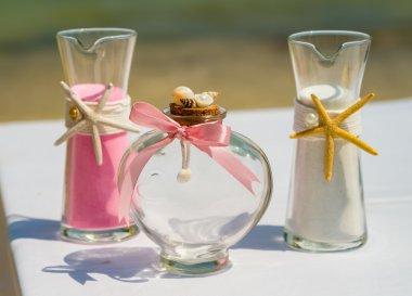 Bir sahilde düğün töreni için dekor