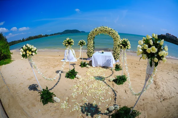 La boda tseromoniya en la orilla del mar en Tailandia — Foto de Stock